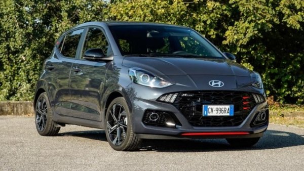 Hyundai i10  е един от малкото останали градски автомобили на европейския пазар,  но тотално обновен с необходимите характеристики по отношение на Adas. Появи се през 2007 година,  втората серия беше представена през 2013 г., а третата през 2019-а. 

Размерите са &bdquo;каноничните&ldquo; за автомобил от сегмент А, които носи изключителна градска пъргавина. Каросерията е с дължина 367 см и ширина 168 см, но с 5 врати, за 5 пътника и с 252-литров багажник, който достига страхотните 1050 при сгънати задни седалки. 

Hyundai i10 е семеен автомобил и поради факта, че може да се управлява от начинаещи шофьори, ако е оборудван с бензиновия двигател 67 HP 1.0 MPI, с ръчна или автоматична скоростна кутия. Той има уникален разход от 5 литра на 100 км. Въпреки ултракомпактните размери, Hyundai прецени, че е подходящо да предложи и версия със спортен външен вид -  N Line.